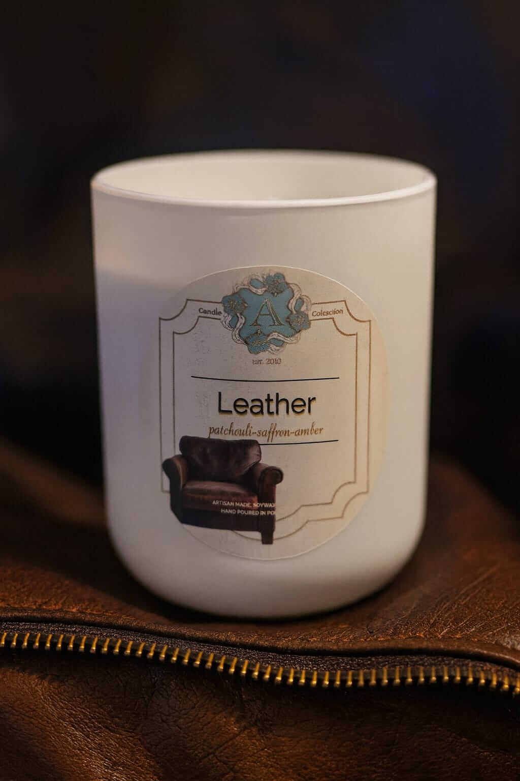 Świeca sojowa Leather w białym pojemniku, zapach skóry i bursztynu