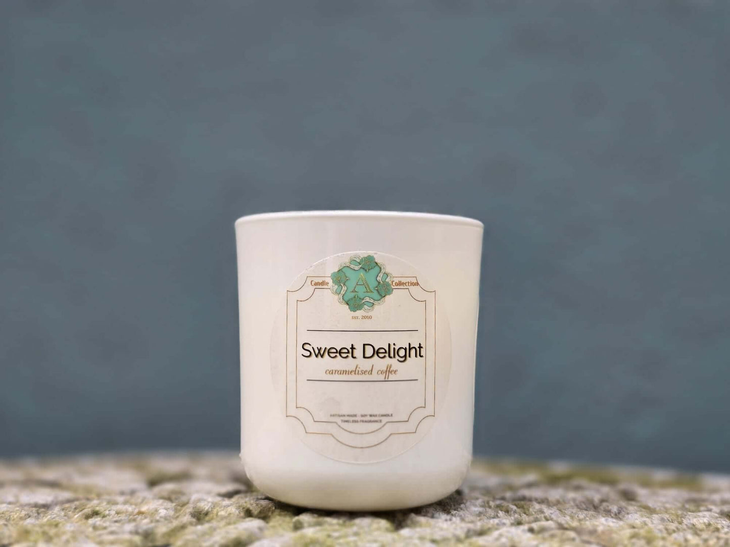 Średnia świeca sojowa Sweet Delight 200g w białym szkle – zapach kawy, wanilii i karmelu