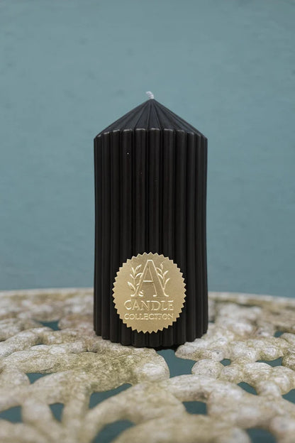 Czarna świeca pilar z wosku sojowego A Candle Collection, ręcznie robiona świeca dekoracyjna
