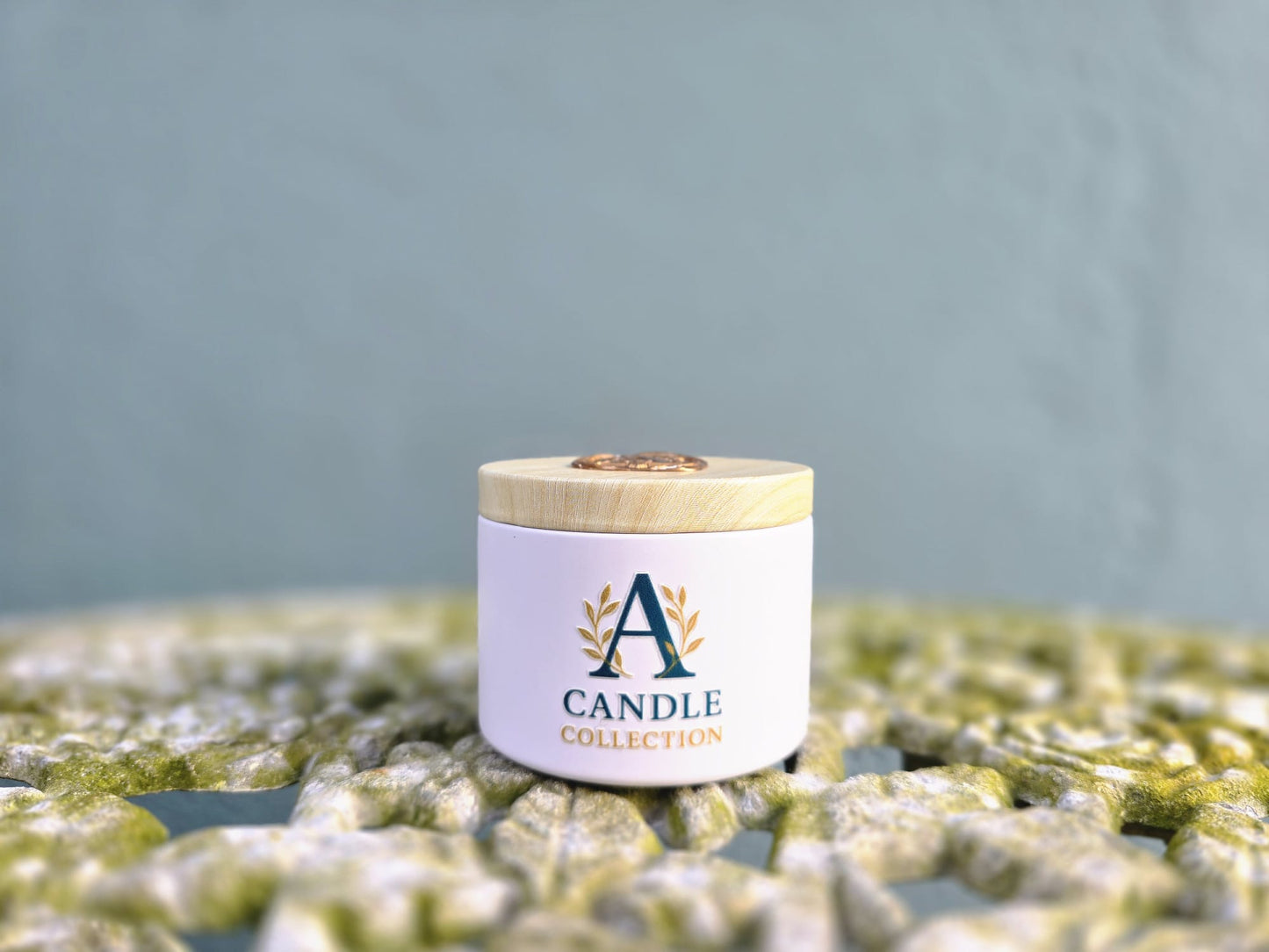 Mała świeca sojowa 90 g w białym metalowym pojemniku  A Candle Collection