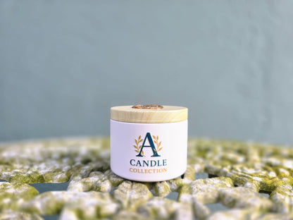 Mała świeca sojowa 90 g w białym metalowym pojemniku  A Candle Collection
