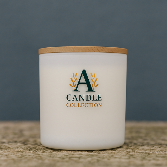Biała świeca z drewnianym wieczkiem i logo A Candle Collection na tle niebieskoszarej scenerii.