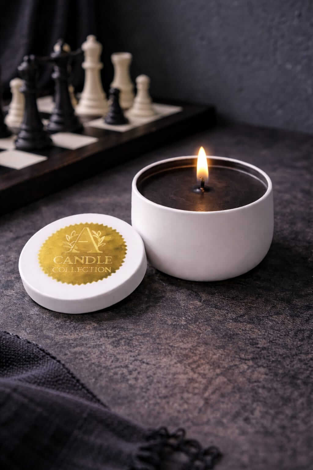 czarna świeca sojowa 90g bezzapachowa A Candle Collection w eleganckiej aranżacji wnętrza