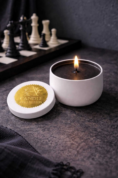 czarna świeca sojowa 90g bezzapachowa A Candle Collection w eleganckiej aranżacji wnętrza