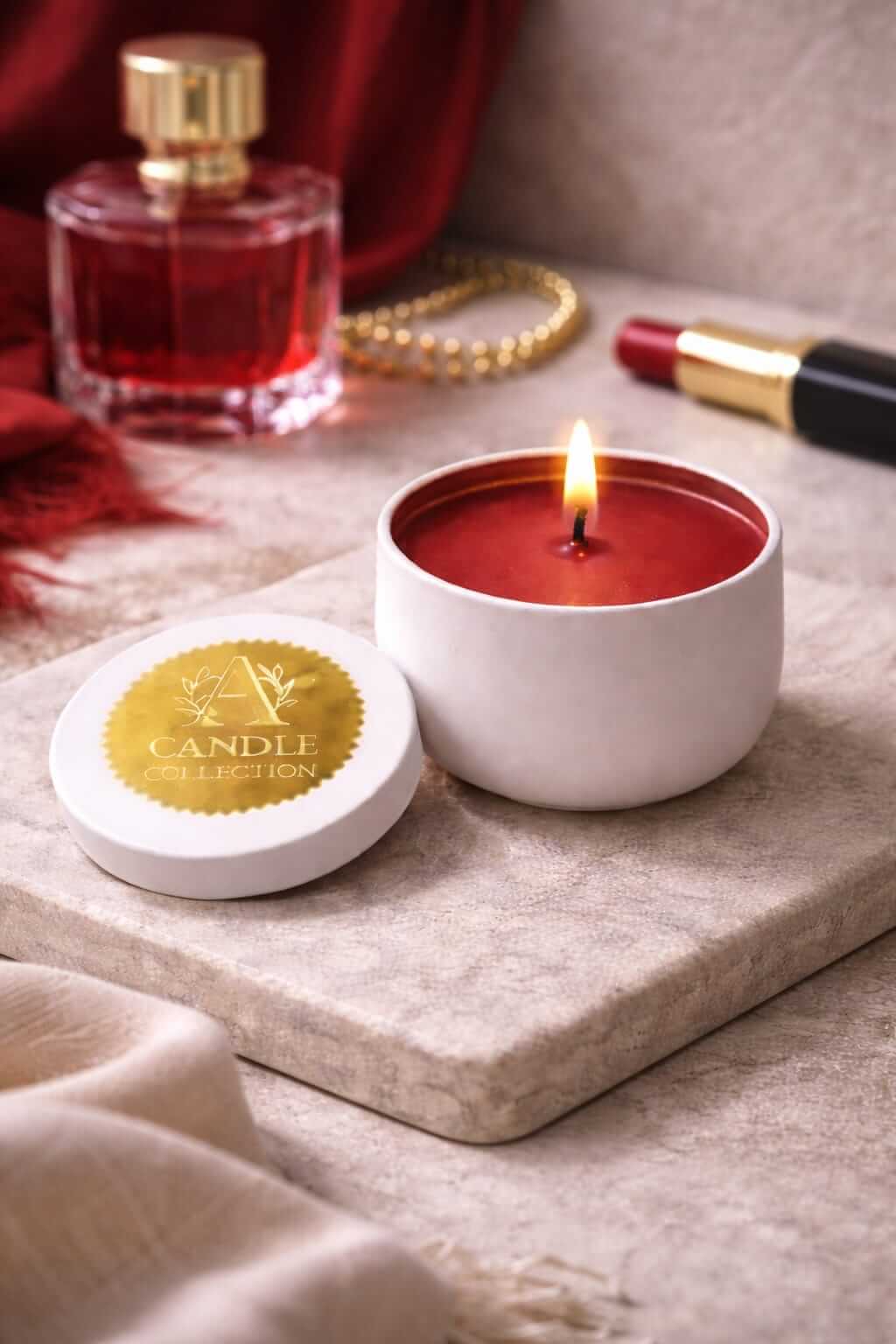 czerwona świeca sojowa 90g bezzapachowa A Candle Collection w eleganckiej aranżacji z perfumami i biżuterią