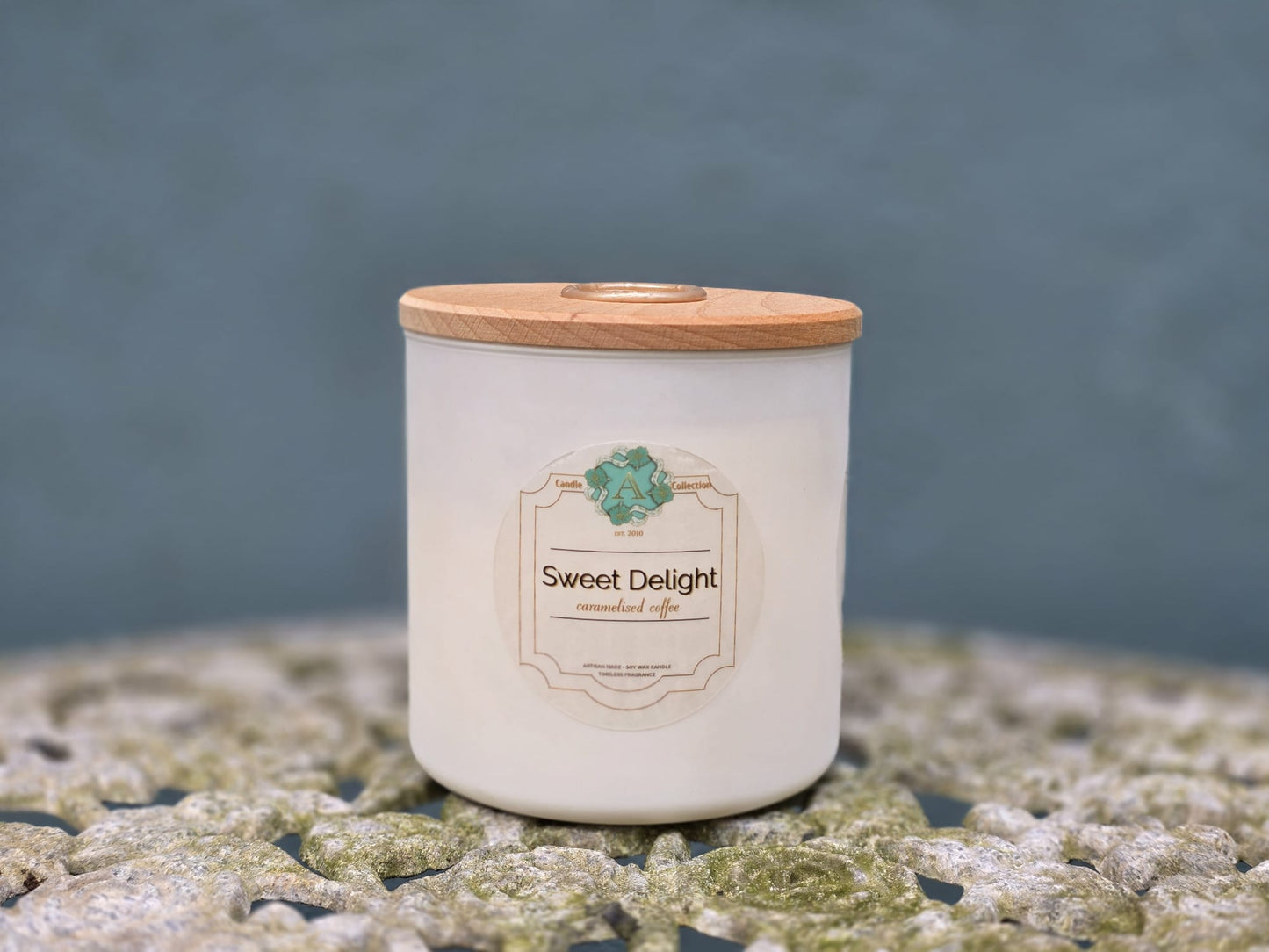 Duża świeca sojowa Sweet Delight 520g w białym szkle z drewnianym wieczkiem – zapach kawy, wanilii i karmelu