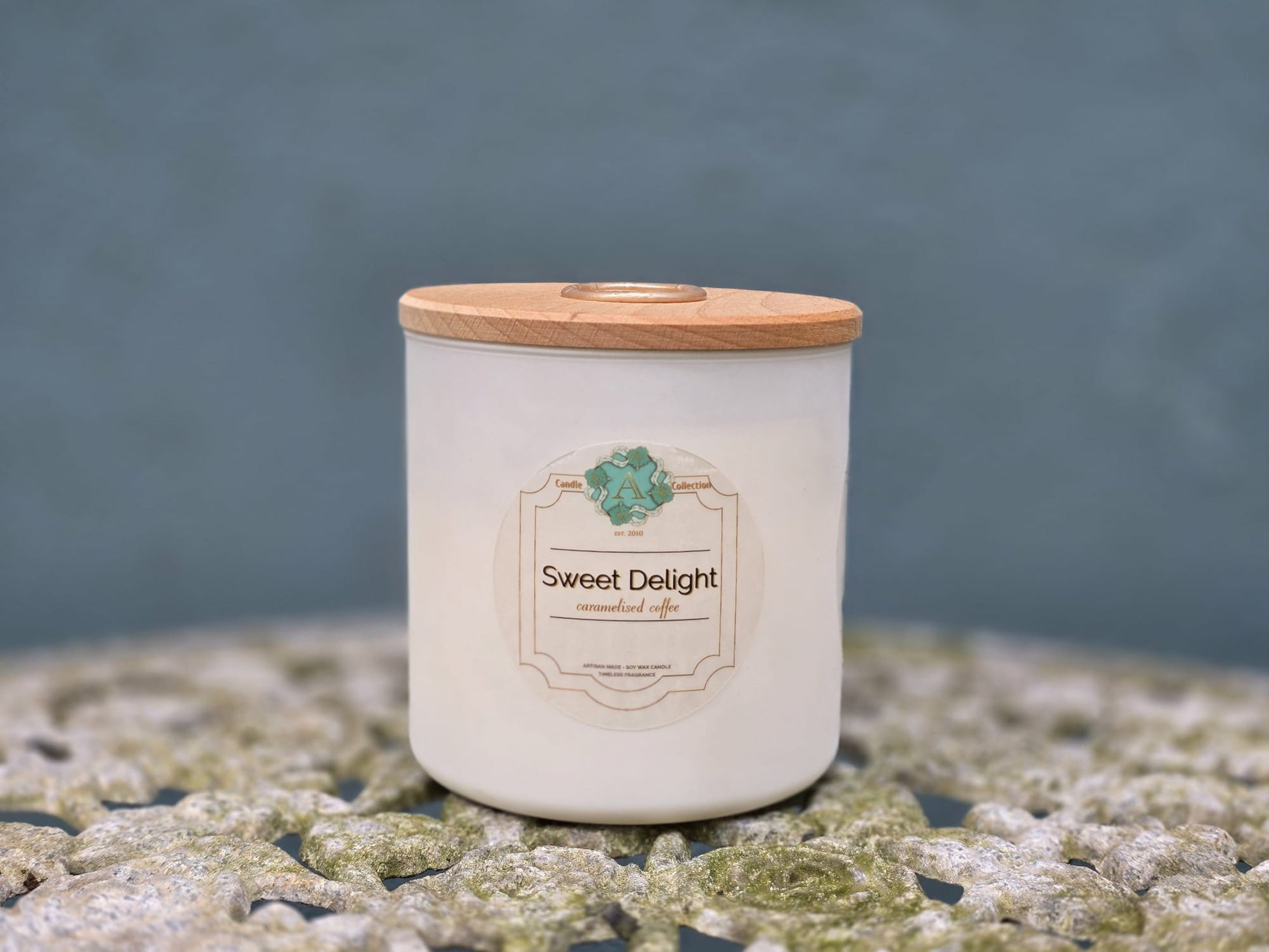 Duża świeca sojowa Sweet Delight 520g w białym szkle z drewnianym wieczkiem – zapach kawy, wanilii i karmelu