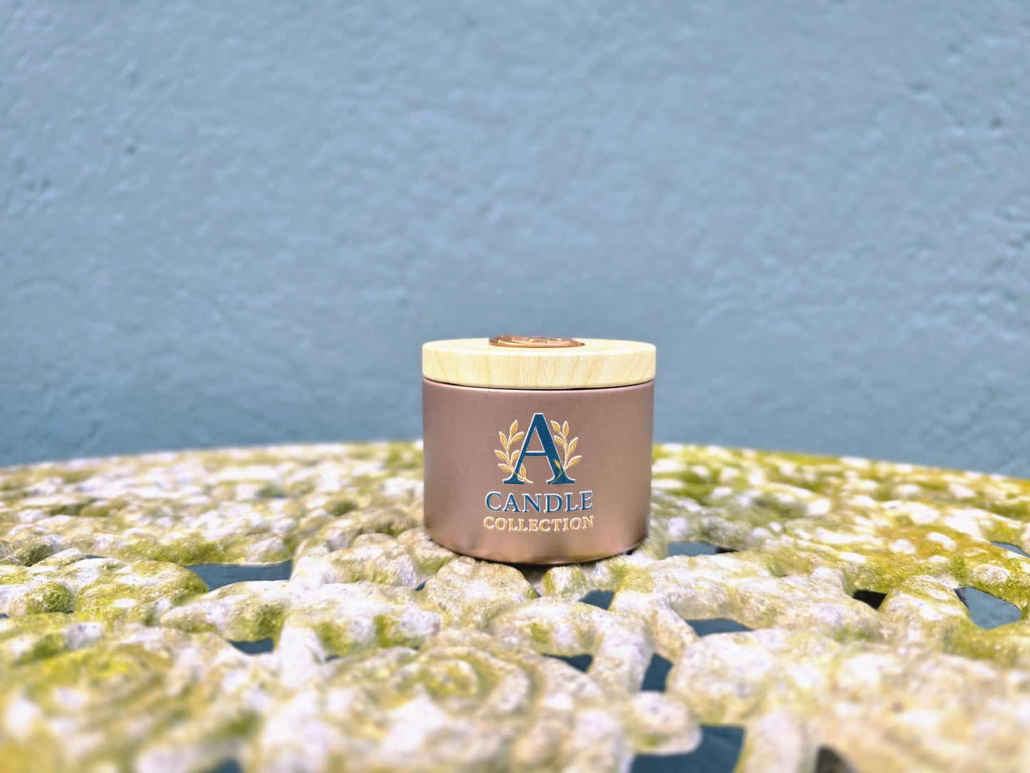 Mała świeca zapachowa sojowa 90 g w złotym metalowym pojemniku A Candle Collection