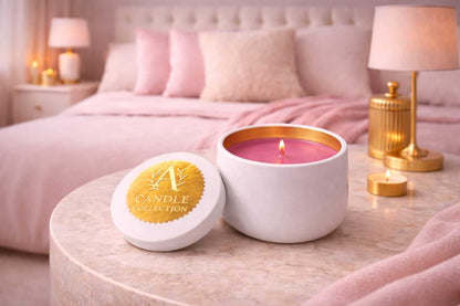 Różowa świeca sojowa 90g bezzapachowa w białym pojemniku, aranżacja sypialni, A Candle Collection