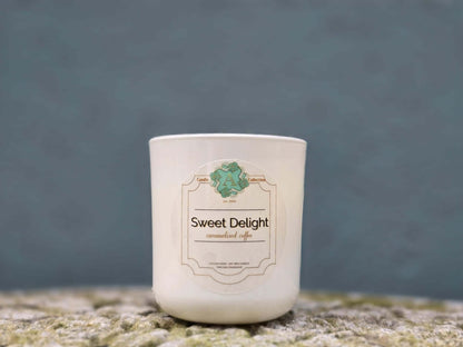 Średnia świeca sojowa Sweet Delight 200g w białym szkle – zapach kawy, wanilii i karmelu