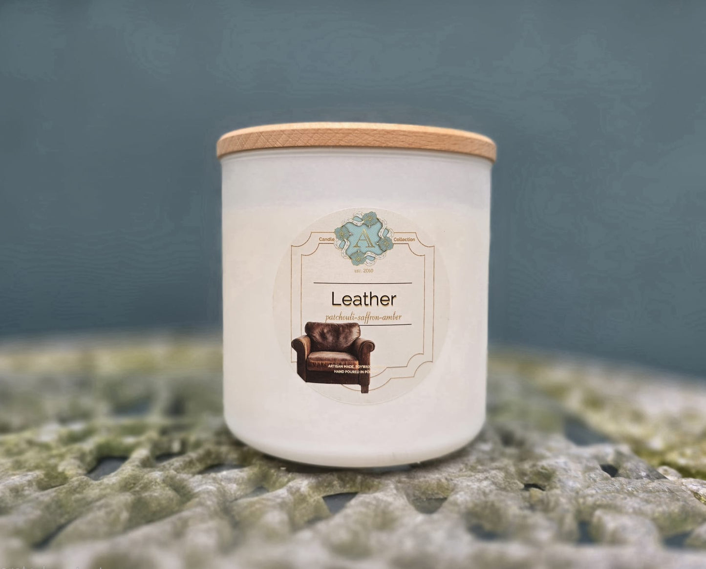 Świeca zapachowa Leather 520g w białym szkle z drewnianym wieczkiem