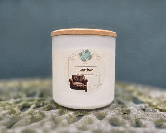 Świeca zapachowa Leather 520g w białym szkle z drewnianym wieczkiem