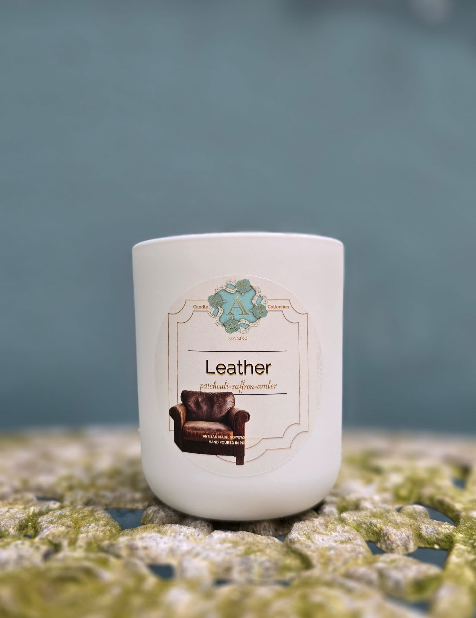 Świeca sojowa Leather A Candle Collection w białym szklanym pojemniku 