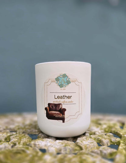 Świeca sojowa Leather A Candle Collection w białym szklanym pojemniku 