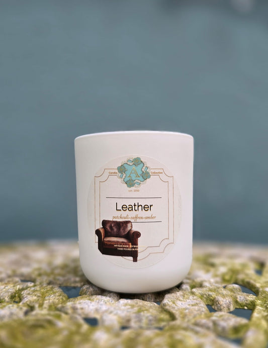 Świeca sojowa Leather A Candle Collection w białym szklanym pojemniku 